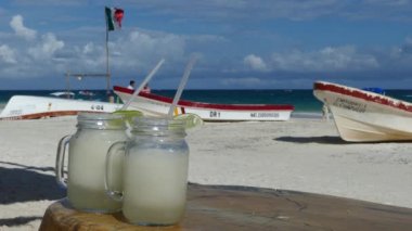 Meksika, Yucatan 'daki Tulum plajında iki donmuş margarita.
