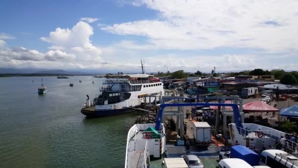 Bilar Och Personer Som Lämnar Färjan Puntarenas Hamn Costa Rica — Stockvideo