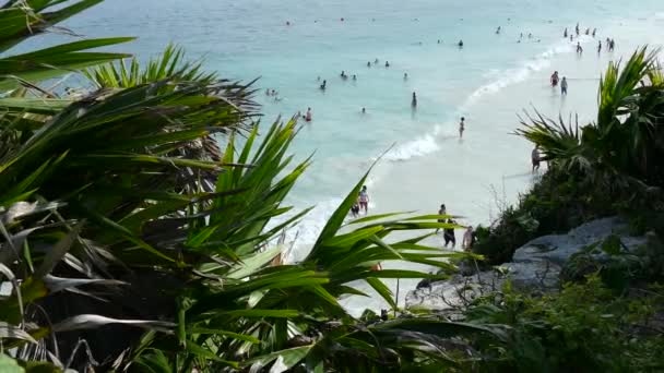 Toeristen Aan Het Strand Tegenover Het Oude Maya Fort Tulum — Stockvideo