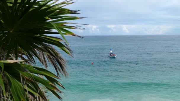 Boot Auf See Vor Der Antiken Maya Festung Tulum Yucatan — Stockvideo