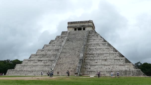 Tourists Front Mayan Ruin Yucatn Mexico — Stock Video