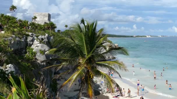 Tulum Yucatan Meksika Daki Antik Maya Kalesinin Önündeki Sahilde Turistler — Stok video