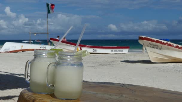 Meksika Yucatan Daki Tulum Plajında Iki Donmuş Margarita — Stok video