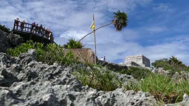 メキシコのトゥルム ユカタンの古代マヤ要塞の観光客 — ストック動画
