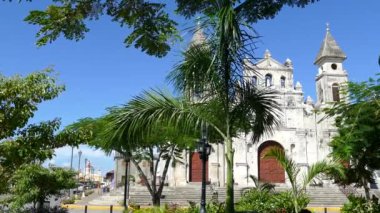 Granada Nikaragua 'da küçük bir parkın arkasındaki Guadalupe Kilisesi.