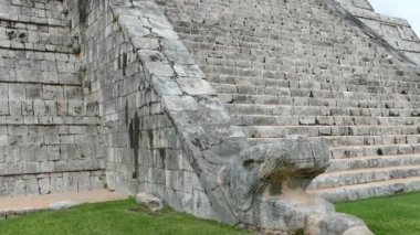 Yucatn Mexico 'daki Maya harabelerine doğru eğil.