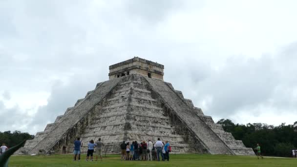 Tourists Front Mayan Ruin Yucatn Mexico — Stock Video
