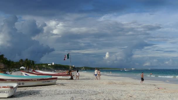 图卢姆海滩 有船和墨西哥国旗 — 图库视频影像
