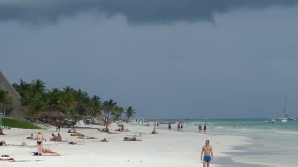 Turisti Sulla Spiaggia Tulum Nello Yucatan Messico — Video Stock