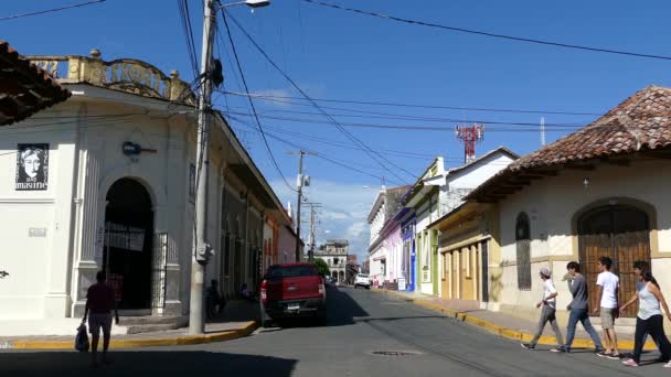 Группа Людей Идущих Улицам Гранады Никарагуа — стоковое видео