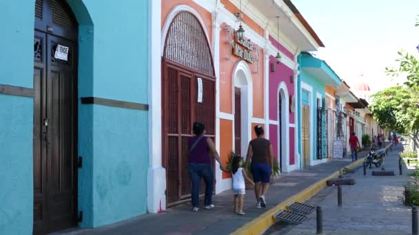 Family Walks Front Beautiful Colourful Houses Granada Nicaragua — Stock Video