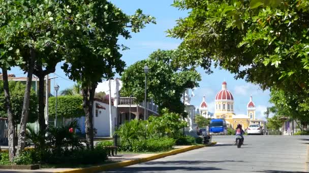 Straat Aan Malecon Granada Met Cathedral Granada Achtergrond — Stockvideo