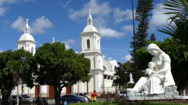Arka planda Nikaragua 'da Katedral de Esteli ile Maria heykeli