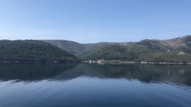 Hırvatistan 'ın Hvar adasının yanından geçiyor