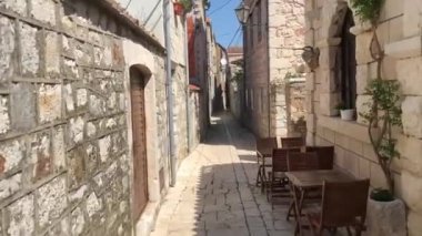 Hırvatistan 'ın Stari Grad kasabasının sokaklarında yürüyorum