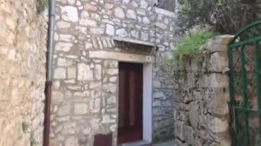 Hırvatistan 'ın Stari Grad kasabasının sokaklarında yürüyorum