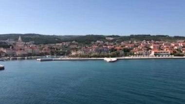 Sütyen adasındaki Sutivan kasabasının kayalık kıyıları