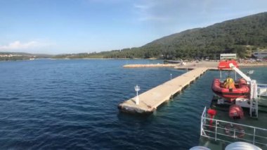 Hırvatistan 'ın Stari Grad kentinde feribot iskelesinden ayrılıyor.