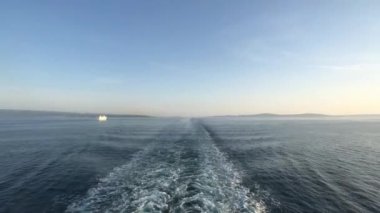 Hırvatistan 'daki Adriyatik Denizi' ndeki bir feribottan su izi