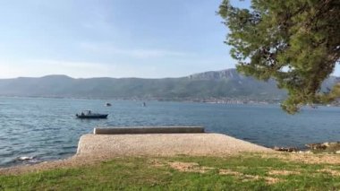 Split Hırvatistan 'daki Marjan Orman Parkı kıyılarında tekne gezisi