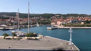 Sütyen adasındaki Sutivan kasabasının kayalık kıyıları