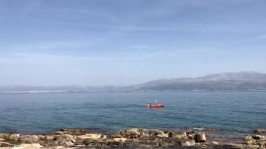 Sütyen adasındaki Sutivan kasabasının kayalık kıyıları