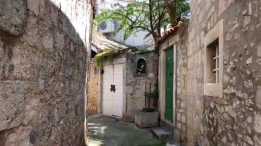 Sütyen adasındaki Sutivan kasabasının kayalık kıyıları