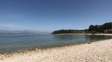 Sütyen adasındaki Sutivan kasabasının kayalık kıyıları