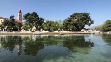 Hırvatistan 'ın Trogir kentinde Cattedrale di San Lorenzo rıhtımı