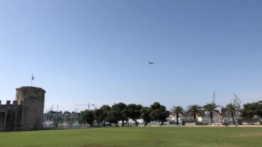 Hırvatistan 'ın Trogir kentindeki Tower Kamerlengo üzerinde uçan uçak