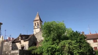 Hırvatistan 'ın eski Trogir kenti üzerinde uçan uçak