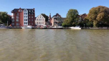 Leer Almanya 'da Leda nehrinin yanında.