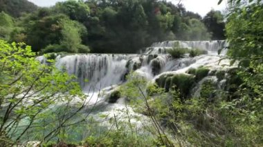 Krka Ulusal Parkı 'ndaki şelaleler Hırvatistan