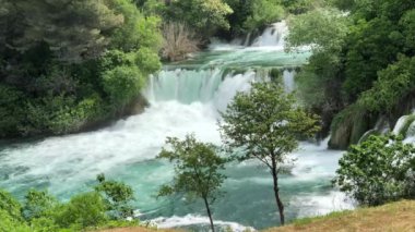 Krka Ulusal Parkı 'ndaki şelaleler Hırvatistan