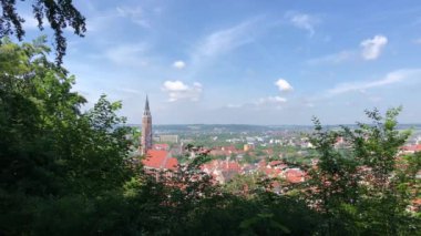 Landshut 'tan şehir manzarası ve Almanya' daki St. Martin Kilisesi