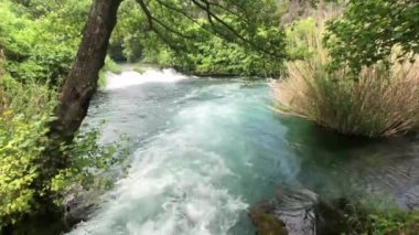 Krka Ulusal Parkı 'ndaki şelale deresi Hırvatistan