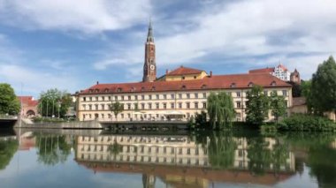 Landshut Almanya 'da St. Martin Kilisesi ile Isar Nehri