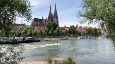 Almanya 'nın Regensburg kentindeki Tuna Nehri' nde sürat teknesi