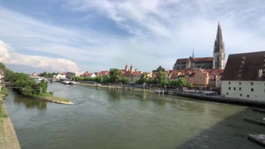 Almanya 'nın Regensburg kentindeki Tuna Nehri ve Regensburg Katedrali