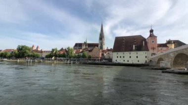 Almanya 'nın Regensburg kentindeki Tuna Nehri üzerindeki taş köprü.