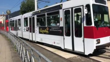 Braunschweig Almanya 'sından tramvay geçiyor.