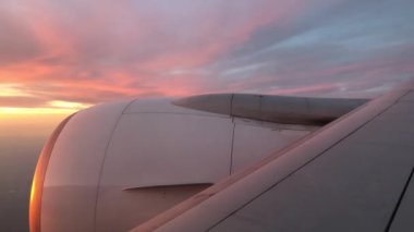 Amsterdam 'daki Schiphol Havaalanı' na giden uçakta günbatımında Hollanda