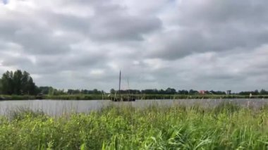 Hollanda, Friesland 'da bulutlu bir günde yelkenli.