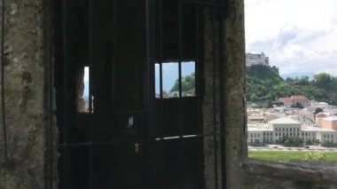 Avusturya, Salzburg 'daki Salzach nehrinin doğu kıyısında Kapuzinerberg' in manzarasından kayın.