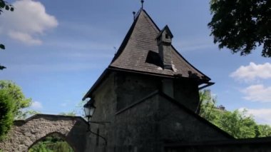 Avusturya, Salzburg 'daki Hohensalzburg Kalesi' ne doğru yürüyorum.