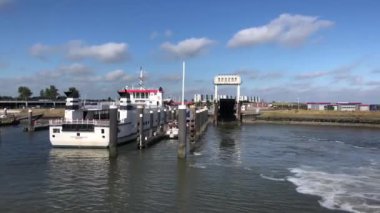 Hollanda, Friesland 'daki Lauwersoog limanından ayrılıyor.