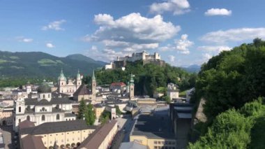 Hohensalzburg Kalesi ve Avusturya 'nın eski Salzburg kasabası.