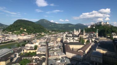 Hohensalzburg Kalesi ve Avusturya 'nın eski Salzburg kasabası.