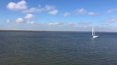 Hollanda, Friesland 'daki Wadden Denizi' ne yelken açmak.