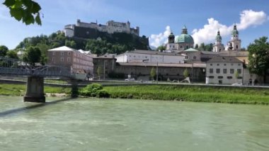 Salzburg, Avusturya 'da Salzach nehri boyunca yürüyorum.